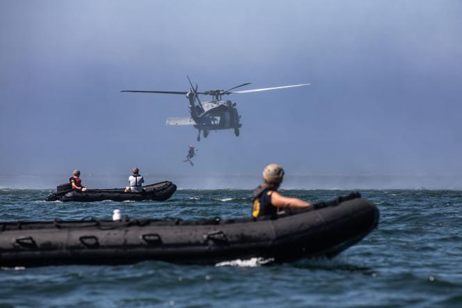 Sailors attached to the amphibious transport dock ship USS John P. Murtha (LPD 26), Explosive
Ordnance Disposal Expeditionary Support Unit 1 and Helicopter Sea Combat Squadron 23, during a maritime recovery training in the San Diego Bay (California), on July 18, 2023.