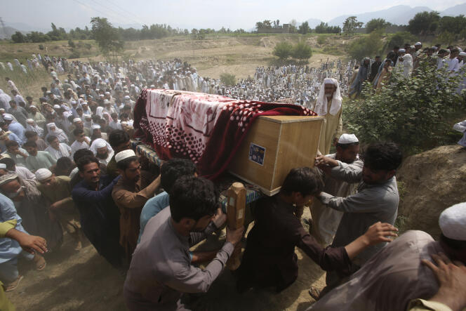 Primer funeral de las víctimas del atentado suicida, lunes 31 de julio de 2023, en Khar, Pakistán.