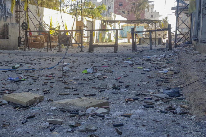Cartuchos vacíos ensucian el suelo después de un tercer día de enfrentamientos entre miembros del grupo Fatah, el presidente palestino Mahmoud Abbas y facciones islamistas en el campo de refugiados palestinos de Ain El-Héloué, cerca de la ciudad portuaria de Sidón, en el Líbano, el lunes. 31 de julio de 2023.