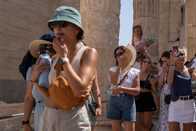 Turistas visitam o local da Acrópole em Atenas em 21 de julho de 2023.