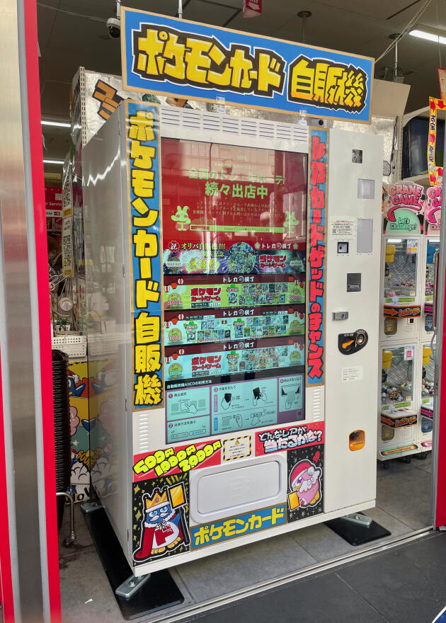 Un distributeur de cartes Pokémon dans une rue de Nagoya (Japon), en mars 2023.