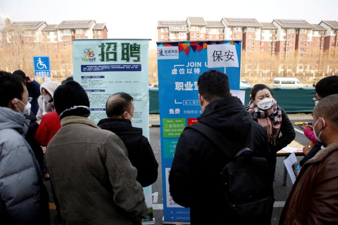 Solicitantes de empleo en Beijing el 16 de febrero de 2023.