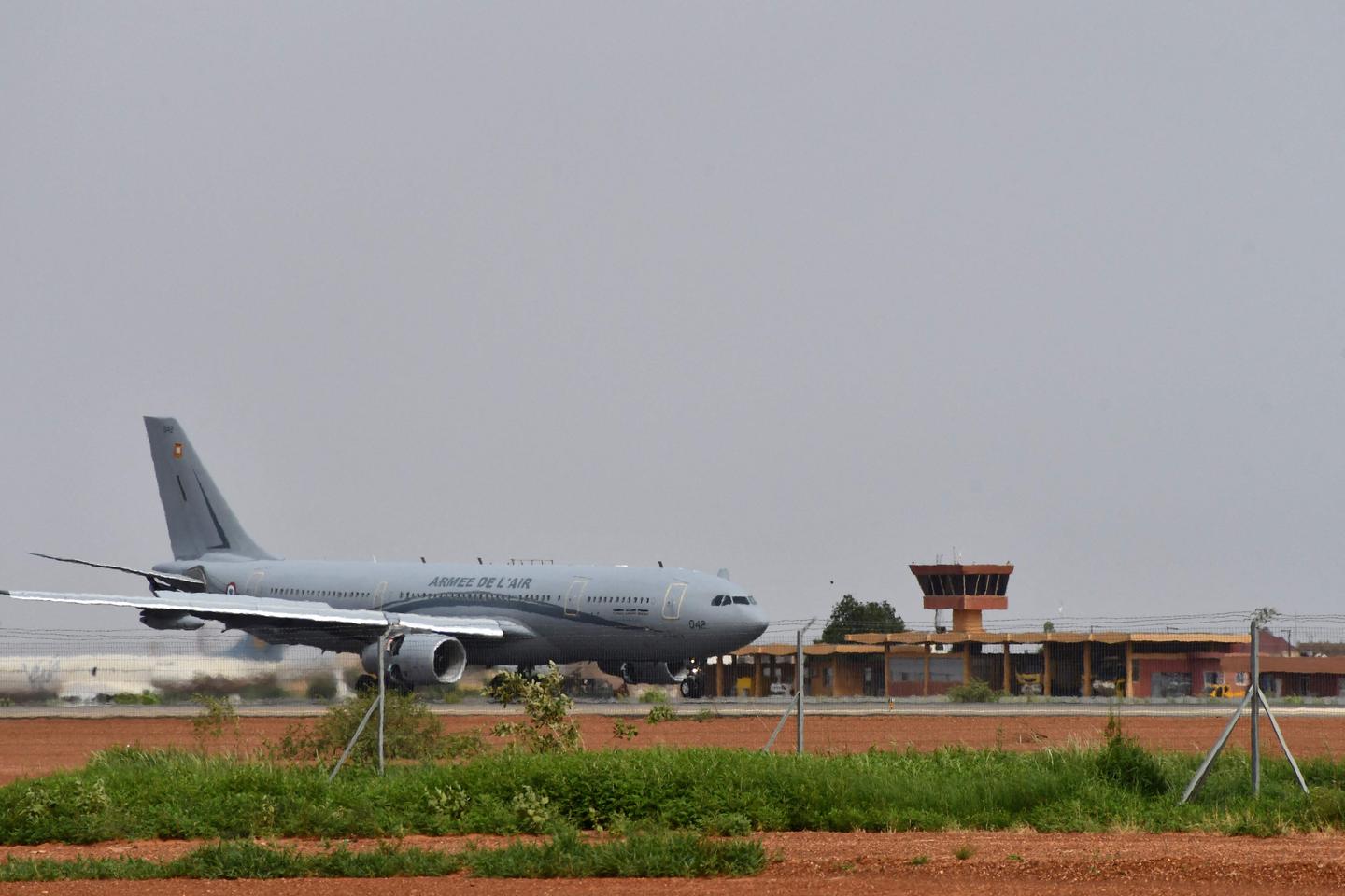 un premier avion a décollé de Niamey pour évacuer des ressortissants français