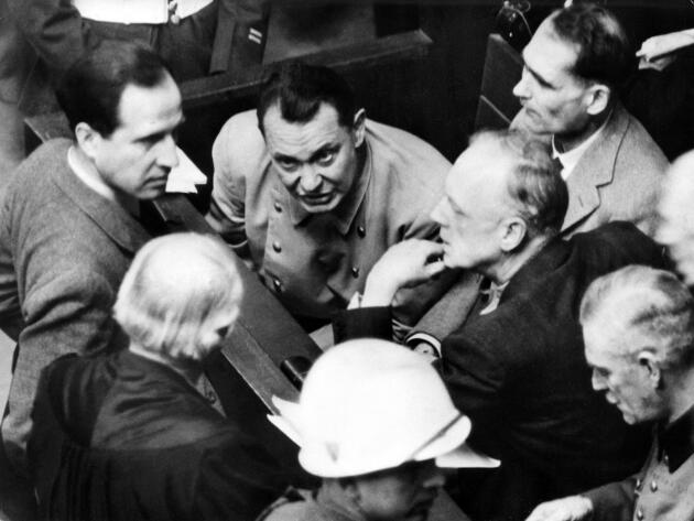 Les accusés nazis Hermann Göring, Rudolf Hess et Joachim von Ribbentrop, à Nuremberg (Allemagne), le 13 février 1946.