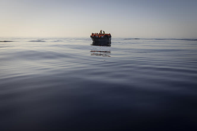 Un barco rescatado por el “Ocean-Viking” en el Mediterráneo, en agosto de 2022.