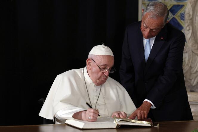 Le pape François a rencontré en début de journée le président du Portugal, Marcelo Rebelo de Sousa, au palais de Belém, à Lisbonne, le 2 août 2023.