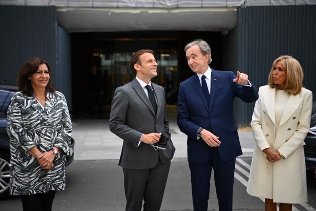 Bernard Arnault with Anne Hidalgo and Brigitte and Emmanuel Macron at the reopening of La Samaritaine in June 2021