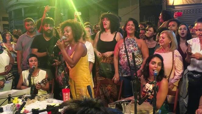 The band Samba Que Elas Querem performs a song live at the Showlivre Colmeia 22 studio on May 13, 2022.