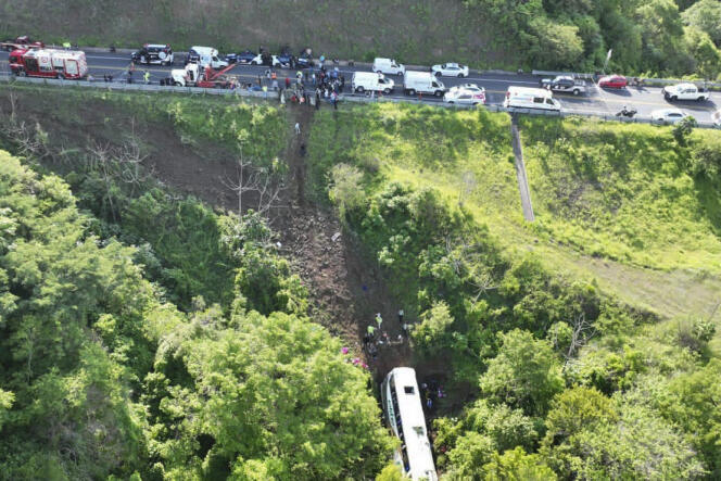 Rescatistas descienden cerca del autobús que cayó en un barranco de 40 metros, en el estado de Nayarit (México), el 3 de agosto de 2023.