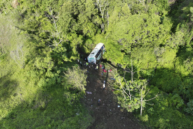 Rescatistas descienden cerca del autobús que cayó en un barranco de 40 metros, en Tepic, en el estado de Nayarit, (México), el 3 de agosto de 2023.