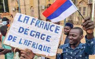 TOPSHOT - Protesters hold an anti-France placard during a demonstration on independence day in Niamey on August 3, 2023. Security concerns built on August 3, 2023 ahead of planned protests in coup-hit Niger, with France demanding safety guarantees for foreign embassies as some Western nations reduced their diplomatic presence. (Photo by AFP)