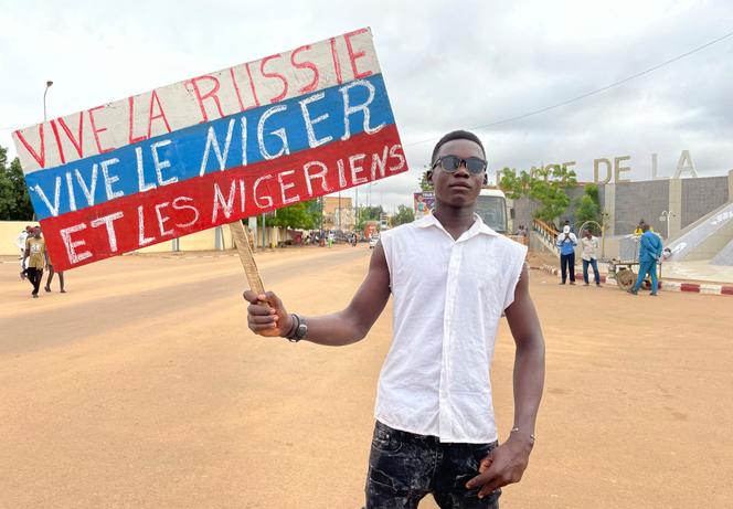 Lors d’une manifestation organisée le jour de la fête de l’indépendance du Niger pour réclamer la fin de l’ingérence étrangère, à Niamey, le 3 août 2023.