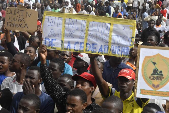 Durante las protestas en Niamey, los partidarios de la junta denuncian las sanciones de la CEDEAO, 3 de agosto de 2023.