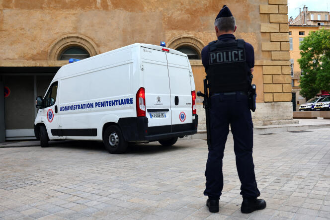 Llegada del policía detenido al juzgado de Aix-en-Provence (Bouches-du-Rhône), 3 de agosto de 2023.