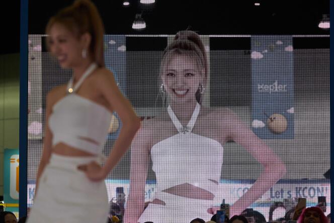 Une projection surdimensionnée de l’idole de la K-pop Shin Yu-na, mieux connue sous le nom de Yuna, du groupe sud-coréen Itzy, lors d’une représentation à la KCON LA 2022, une convention annuelle célébrant la K-pop et la culture coréenne, à Los Angeles, en Californie, le 20 août 2022.