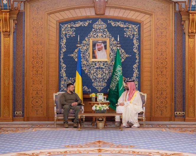 Saudi Crown Prince Mohammed Ben Salmane (right) and Ukrainian President Volodymyr Zelensky at the Arab League summit in Jeddah, Saudi Arabia, May 19, 2023.