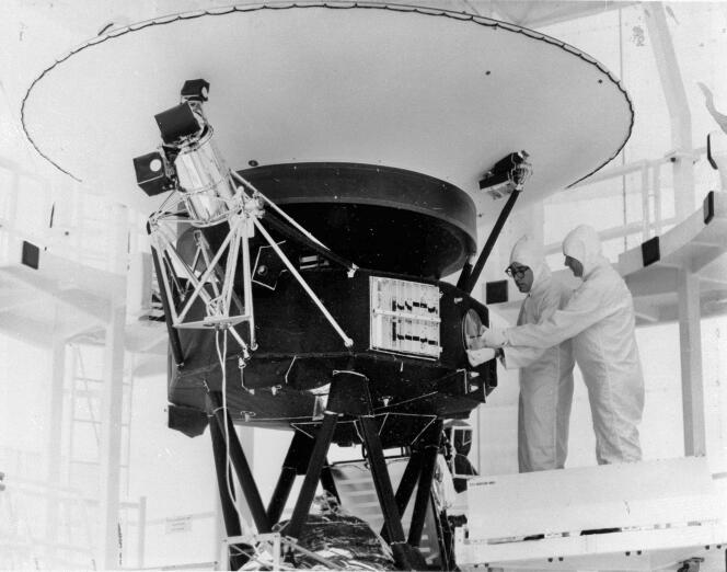 Sur cette photo du 4 août 1977 fournie par la NASA, le disque « Sounds of Earth » est monté sur le vaisseau spatial Voyager-2, au Centre spatial Kennedy, en Floride.