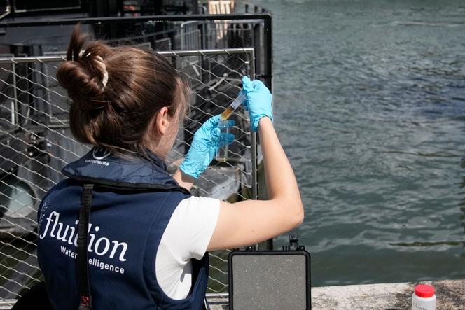 Test de la qualité de l’eau de la Seine, à Paris, le 4 août 2023.