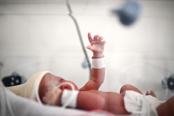 A newborn lying in an incubator just after being born in the maternity ward of a Paris hospital on June 29, 2022. 