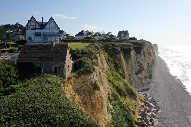 A cliff in Quiberville (Seine-Maritime), affected by erosion, on June 22, 2022. The town's campsite had to be moved inland.