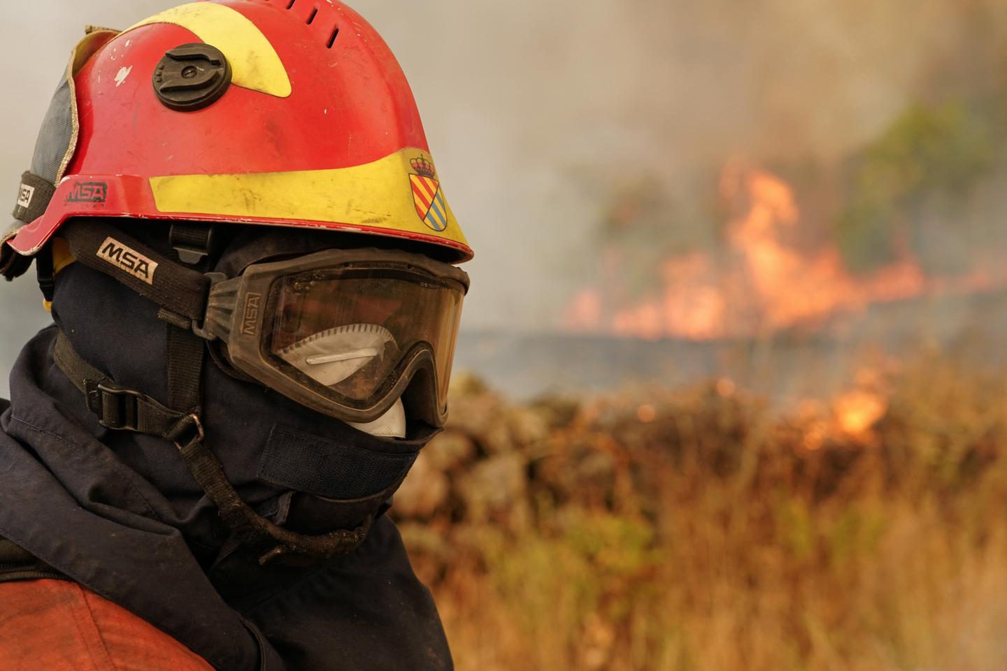 un incendie à Portbou, à la frontière avec la France, des dizaines d’unités de pompiers mobilisés