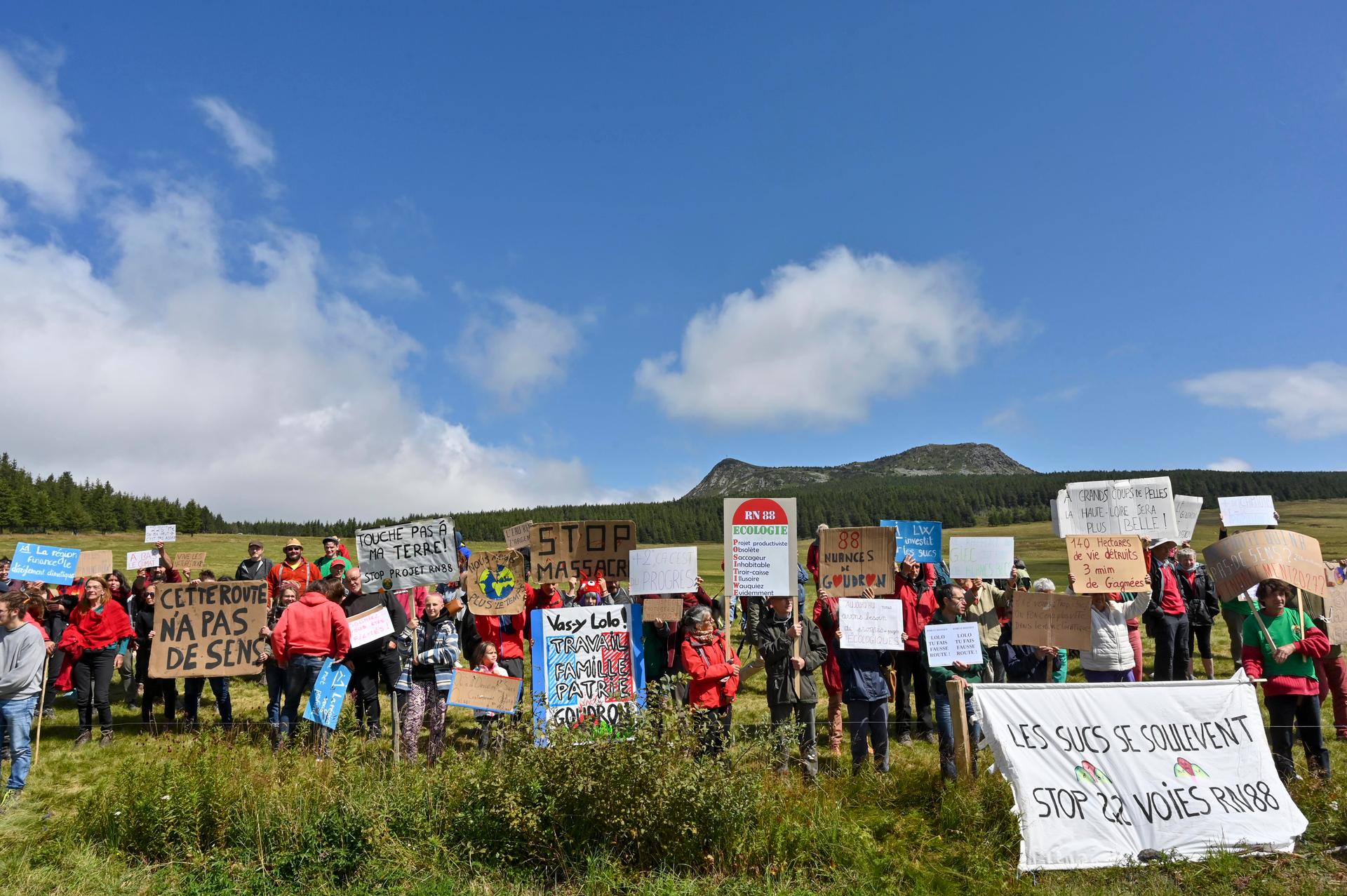 Des opposants au projet de contournement des villages de Saint-Hostien et du Pertuis, aux Estables, en Haute-Loire, le 29 août 2021.
