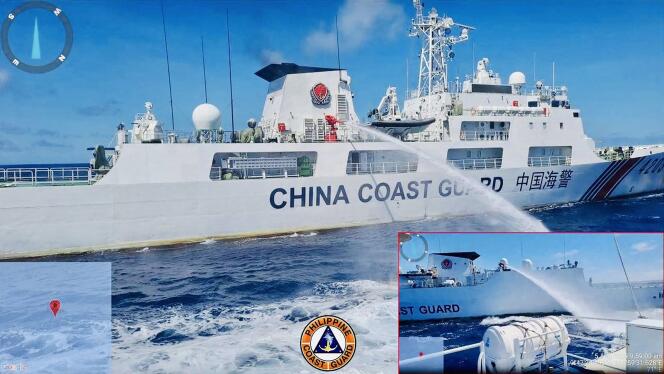 Las fotos proporcionadas por la Guardia Costera de Filipinas muestran un barco chino disparando un cañón de agua a uno de sus barcos en el Mar de China Meridional el 6 de agosto de 2023.