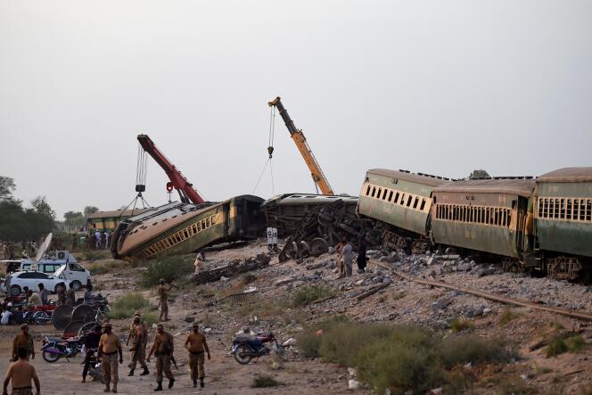 Sur les lieux d’un grave accident de train, au Pakistan, le 6 août 2023.