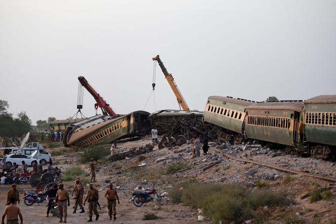 En la escena de un grave accidente de tren, en Pakistán, el 6 de agosto de 2023.