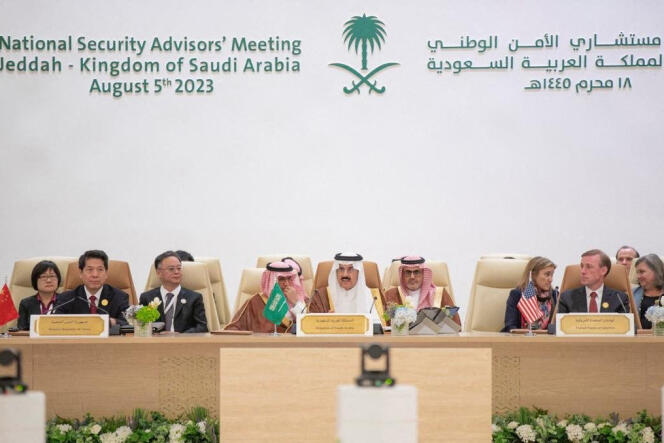 El Consejero de Seguridad Nacional de Arabia Saudita y Ministro de Estado Musaad Bin Mohammed Al-Aiban, con las delegaciones de China y Estados Unidos a su lado, en Jeddah (Arabia Saudita), el 6 de agosto de 2023.