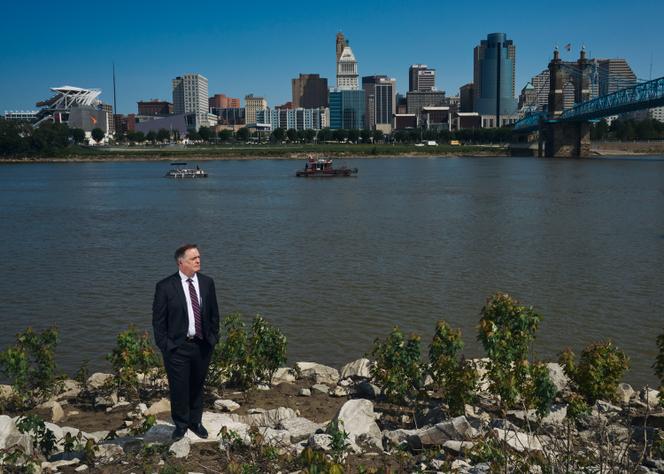 Advogado Robert Bilott, às margens do rio Ohio, em Covington, Kentucky, em frente a Cincinnati, Ohio, em maio de 2023.