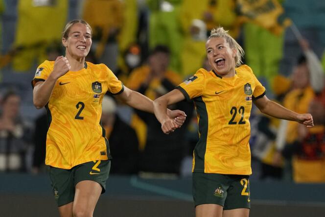 Las australianas Courtney Nevin (izquierda) y Charlotte Grant (derecha) después de clasificarse para los cuartos de final de la Copa Mundial Femenina de 2023 contra Dinamarca, en Sydney (Australia), el 7 de agosto de 2023.