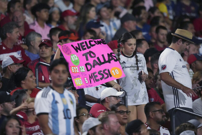 Los aficionados dan la bienvenida a Lionel Messi a Texas para su primer partido fuera de Florida el 6 de agosto de 2023 en Dallas.