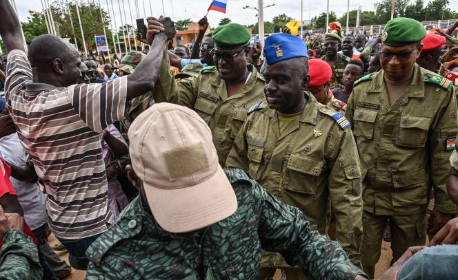 Le général Mohamed Toumba, le colonel-major Amadou Abdramane, porte-parole de la junte, et le colonel Ousmane Abarchi, du Conseil national nigérien pour la sauvegarde de la patrie (de gauche à droite), à leur arrivée au stade général-Seyni-Kountché, à Niamey, le 6 août 2023. 
