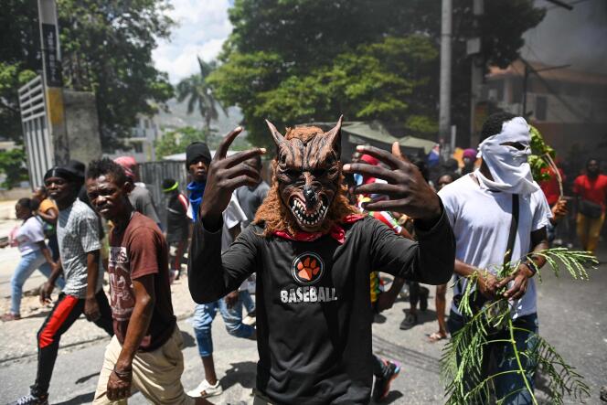 Un hombre usa una máscara de hombre lobo durante una protesta contra la inseguridad, el 7 de agosto de 2023, cerca de la casa oficial del Primer Ministro en Puerto Príncipe, Haití.
