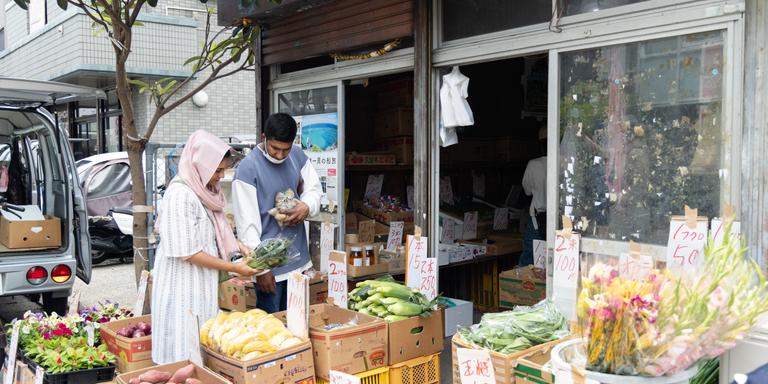 MITSU MAEDA FOR LE MONDE Abdullah Zahid and his wife Esrat Jahan Tuhin buying groceries at a local shop. Fukuoka city Fukuoka, Japan. 9th June, 2023.