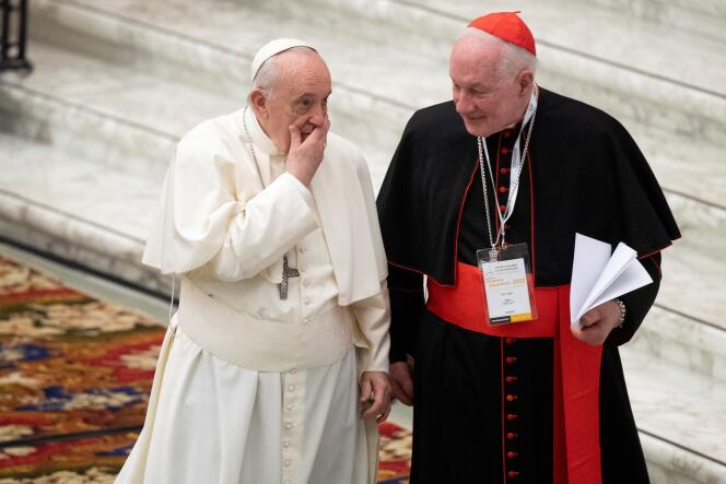 El Papa Francisco habla con el cardenal canadiense Marc Ouellet (derecha), durante un simposio sobre el sacerdocio en el salón Pablo VI, en el Vaticano, el 17 de febrero de 2022.