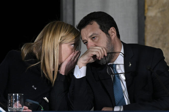 El primer ministro italiano, Giorgia Meloni, habla con el viceprimer ministro y ministro de Infraestructuras, Matteo Salvini, durante una rueda de prensa posterior al Consejo de Ministros celebrado el 9 de marzo de 2023 en la sala del consejo municipal de la localidad de Cutro (Italia).
