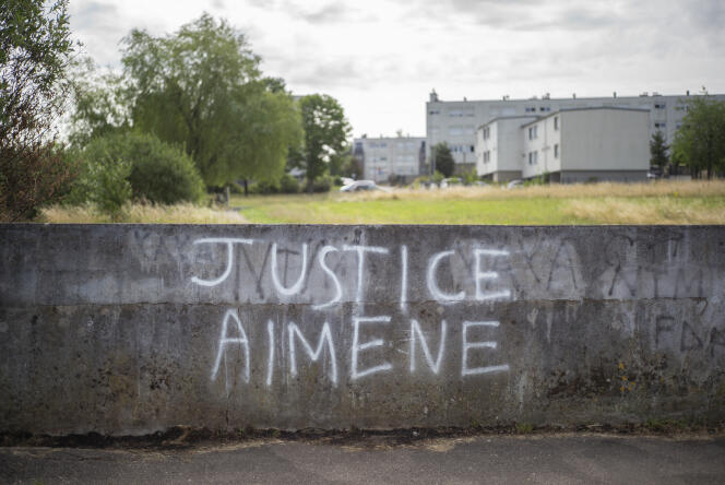 Una inscripción en solidaridad con Aimène Bahouh, herida por un tiroteo RAID en la tarde del viernes 30 de junio de 2023, en Mont-Saint-Martin, en Meurthe-et-Moselle, 4 de julio de 2023.