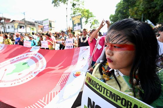 Rdzenni mieszkańcy biorą udział w wiecu na rzecz ochrony lasów deszczowych Amazonii w Belém, Brazylia, 5 sierpnia 2023 r.