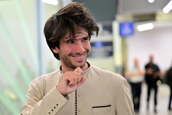 L’avocat franco-espagnol Juan Branco à son arrivée à l’aéroport Roissy-Charles-de-Gaulle, en région parisienne, le 8 août 2023.