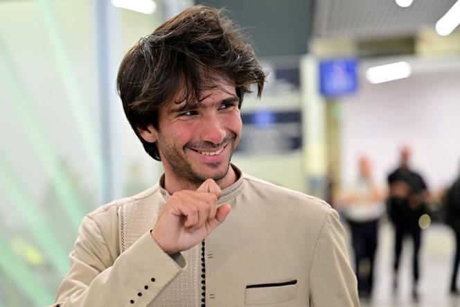 El abogado francoespañol Juan Branco a su llegada al aeropuerto de Roissy-Charles-de-Gaulle, en la región de París, el 8 de agosto de 2023.