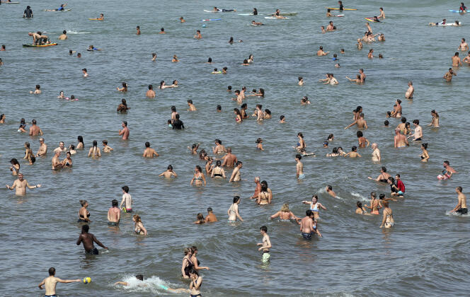 Los bañistas disfrutan del océano en Biarritz, suroeste de Francia, el 9 de agosto de 2023. (Foto AP / Bob Edme)