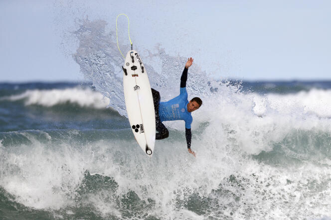 El surfista francés Jorgann Couzinet, durante una competición de la Liga Mundial de Surf, en Netanya (Israel), el 18 de enero de 2019.