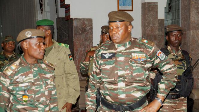 Le général Abdourahmane Tiani (à droite), au pouvoir au Niger après le coup d’Etat du 26 juillet 2023, à Niamey, le 28 juillet 2023.