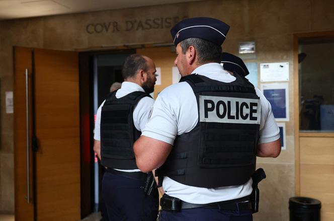 The entrance to the Aix-en-Provence courtroom on August 3, 2023, where the police officer suspected of beating Hedi R. is on trial.