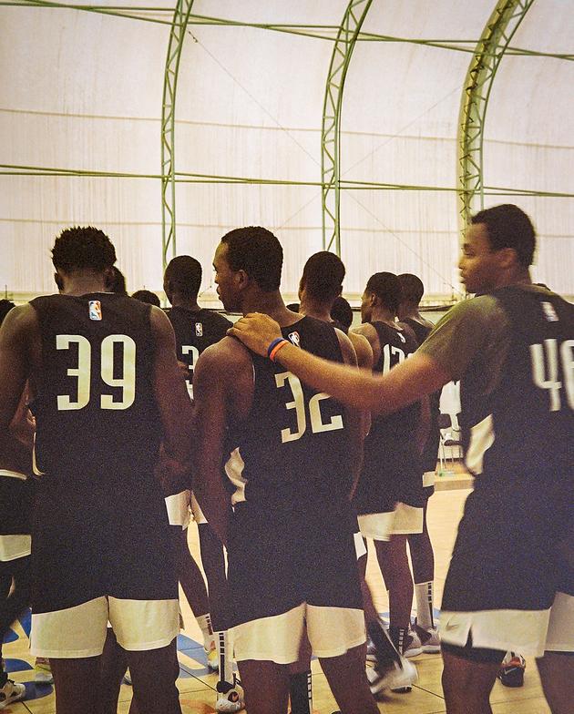 Des élèves de la NBA Academy Africa en session d’entraînement, à Saly (Sénégal), le 9 mai 2023.