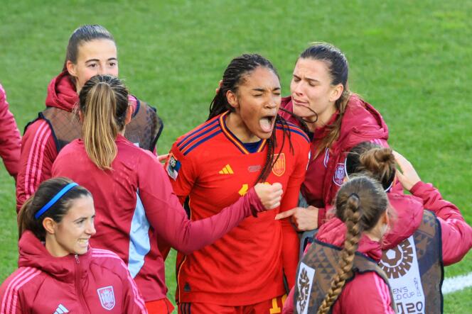 La jugadora española Salma Paralluelo tras el segundo gol de su selección, sinónimo de victoria, en los cuartos de final del Mundial femenino, el 11 de agosto de 2023 en Wellington.  España ganó contra los subcampeones del mundo holandeses en 2019.