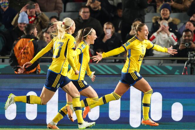 Philippa Engeldahl (derecha) celebra su gol en la victoria de Suecia por 2-1 sobre Japón el viernes 11 de agosto en Auckland, en los cuartos de final de la Copa Mundial Femenina.