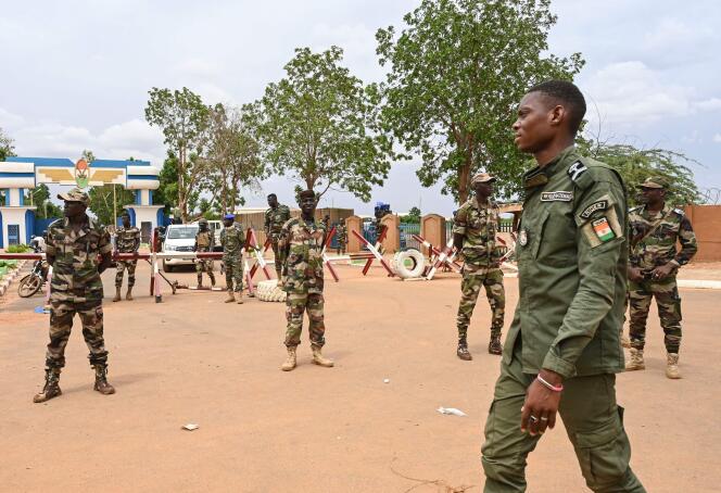 Soldados nigerinos antes de una manifestación en apoyo de la junta militar que derrocó al presidente electo el 11 de agosto en Niamey.